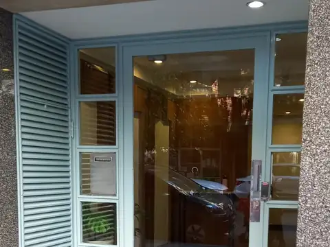 2 ambientes al frente con balcon  corrido y cocina completa  y aires acondicionados .