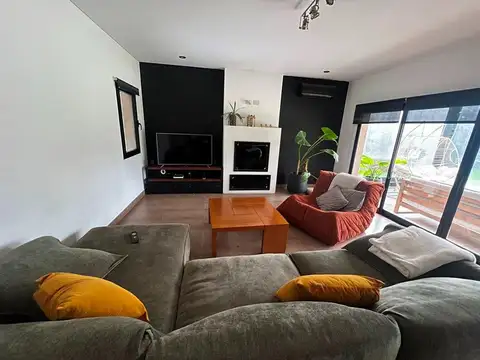Casa en Venta con 3 cocheras