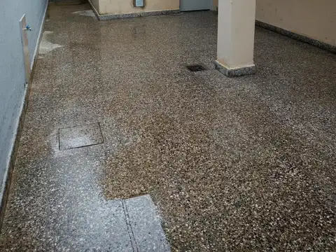 ALQUILER -  CASEROS - CASA 4 AMBIENTES CON DOBLE PATIO, TERRAZA Y COCHERA DESCUBIERTA.
