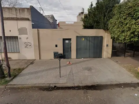 ALQUILER -  CASEROS - CASA 4 AMBIENTES CON DOBLE PATIO, TERRAZA Y COCHERA DESCUBIERTA.