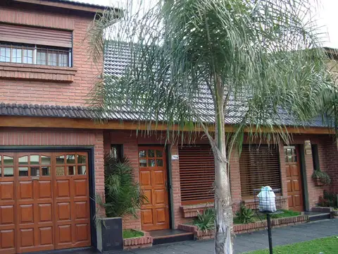 chalet fondo , garage y quincho