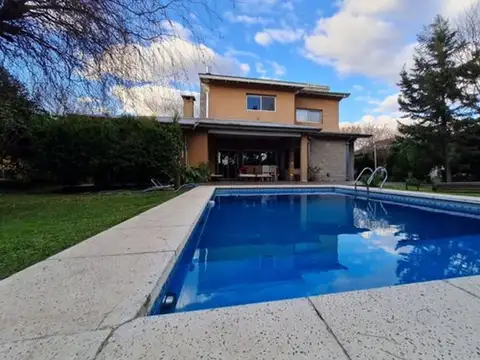 ALQUILER  casa la Arbolada 5 ambientes . Hermosa!