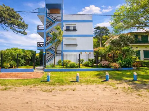 VENTA VILLA GESELL- Departamento amueblado de dos dormitorios con estacionamiento