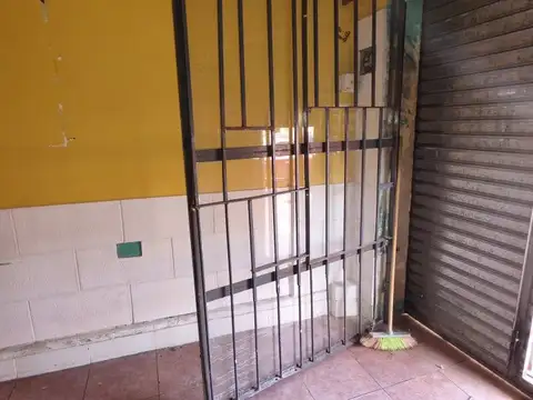 Local en Alquiler en Villa Luzuriaga, $ 250.000