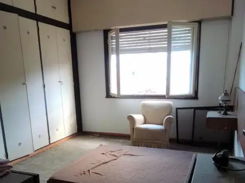 HAEDO - Casa de 3 ambientes con cochera.