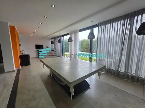 Casa con 3 dormitorios y 300 m2 en Barrio Lagos de Canning sobre lote de 750 m2