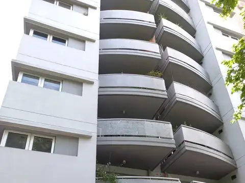TRES  AMBIENTES CON DOS COCHERAS. EDIFICIO CON SUM PARRILLA Y PILETA. QUILMES CENTRO. NUEVO PRECIO.