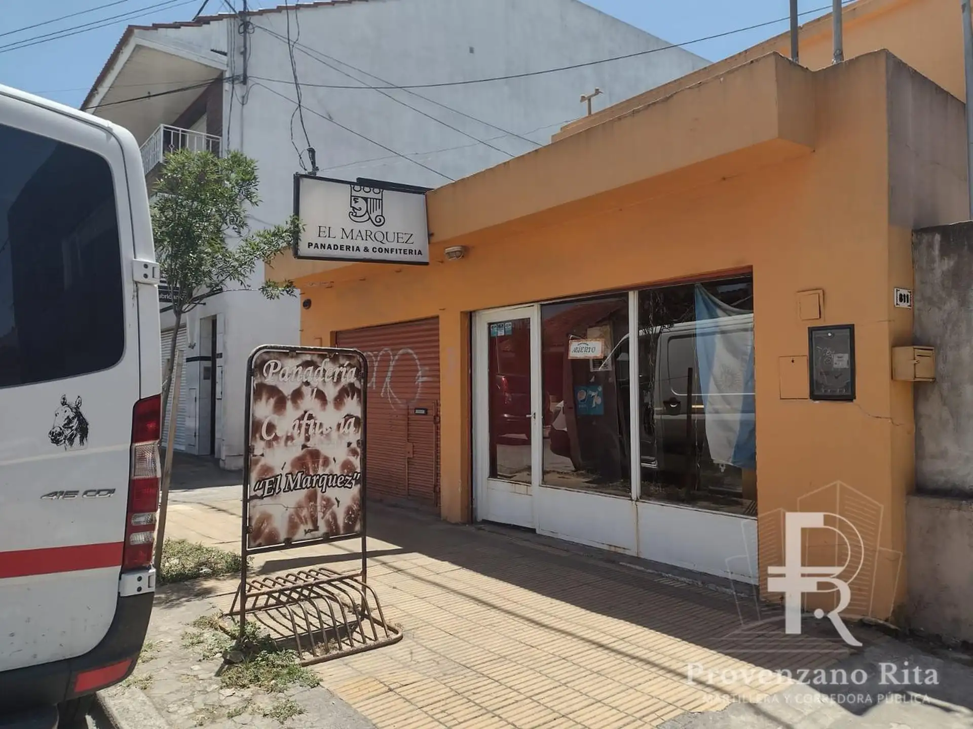 Casa a restaurar con 2 locales y 1 depto, 180m²