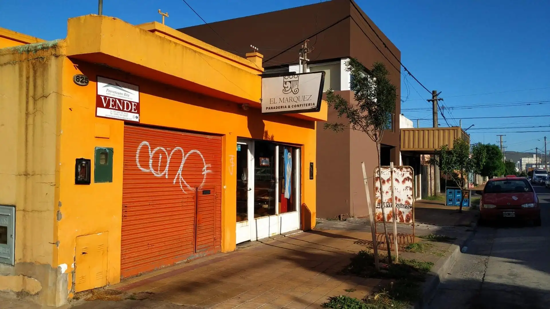 Casa a restaurar con 2 locales y 1 depto, 180m²