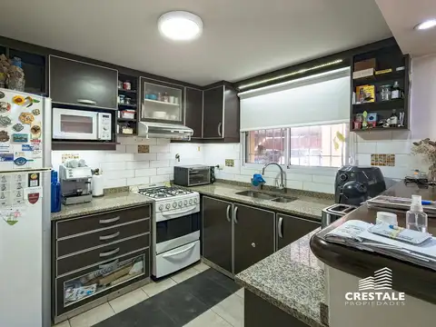 Casa 8 ambientes con 4 baños