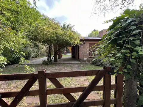 Casa con piscina y parque arbolado sobre lote de 640 m² en Cotos de la Alameda