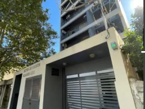 EXCELENTE DEPARTAMENTO A METROS DE H. YRIGOYEN!