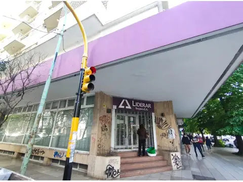 Importante Propiedad Comercial En Esquina Estilo Banco