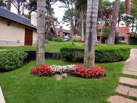 Casa 5 ambientes con 4 baños
