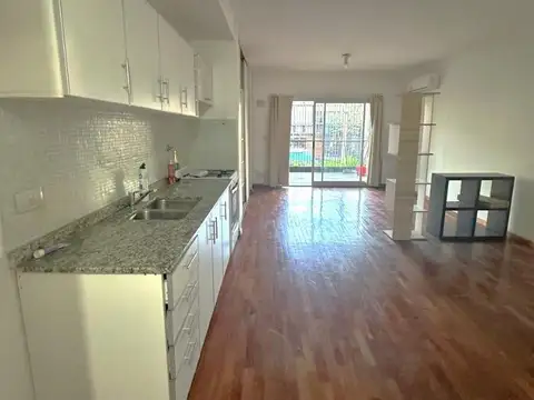 RESERVADO. MONOAMBIENTE LUMINOSO Y CON BALCON  EN ALQUILER