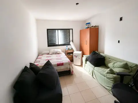 Casa 8 ambientes con 2 baños