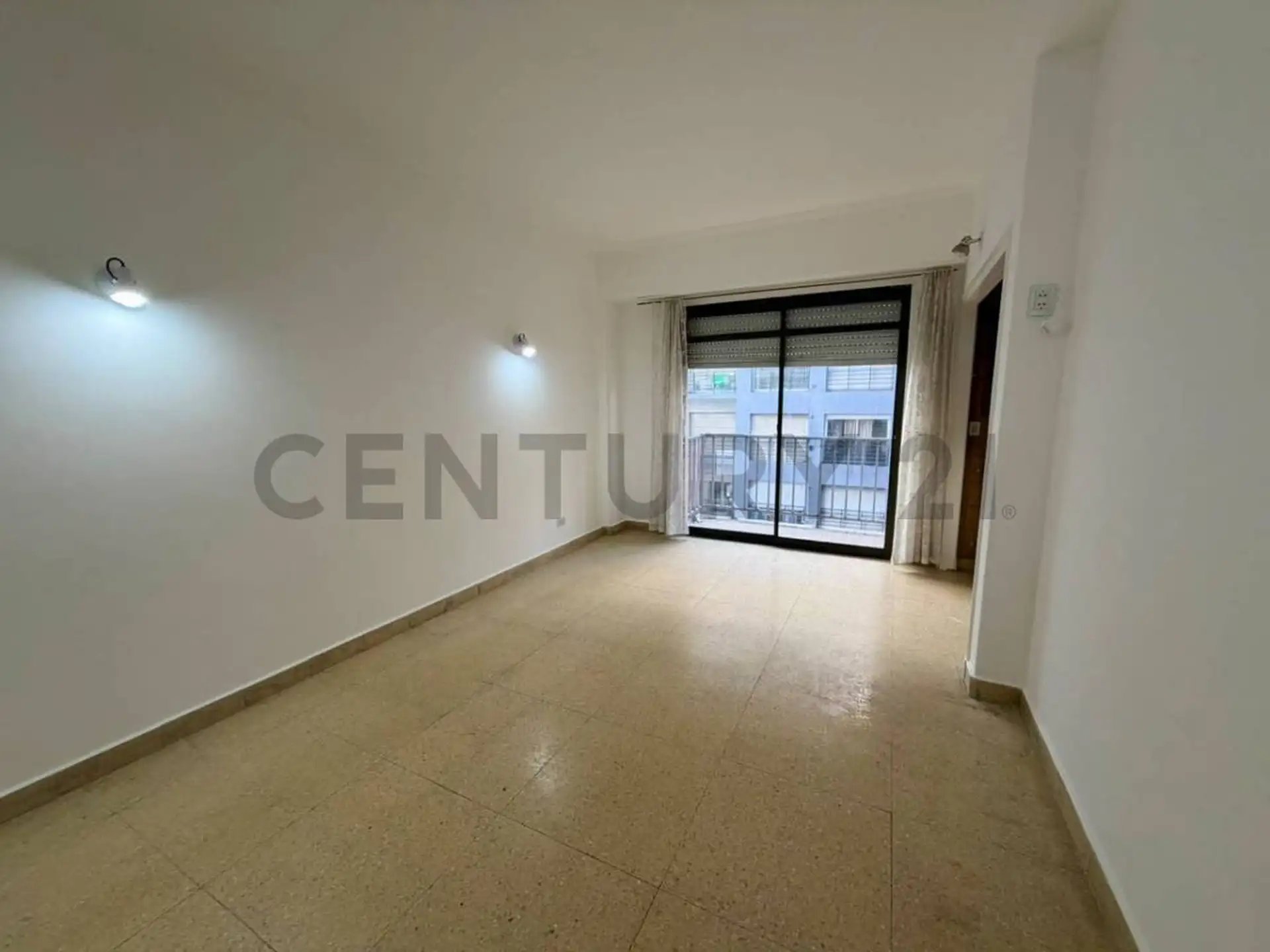 Monoambiente con balcón a la calle y vista al mar | Centro