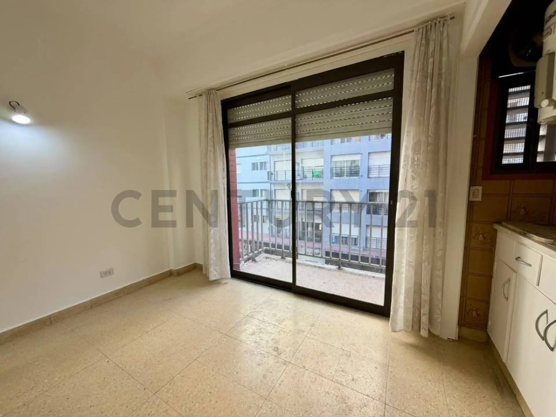 Monoambiente con balcón a la calle y vista al mar | Centro