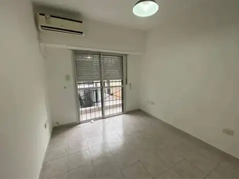 Profesor Juan Pizzurno 300, Piso 1