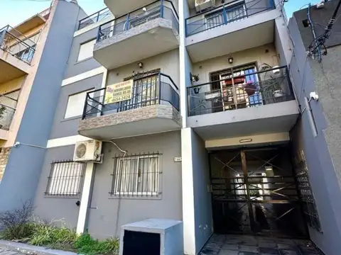 Profesor Juan Pizzurno 300, Piso 1