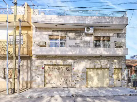 Venta Casa en Block en Lomas del Mirador con Dos PH Individuales de 3 Ambientes y Local Comercial