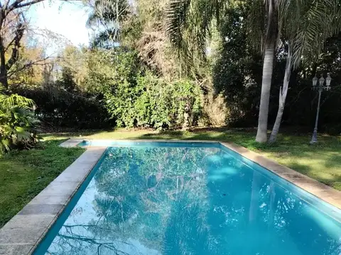 Hermosa Casa con Pileta Apta Natación sobre Lote de 2500 m²