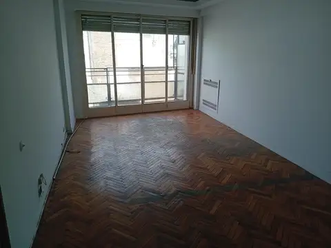 Castelli 200, Piso 8