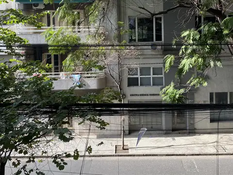 EN ALQUILER: AMPLIO SEMIPISO AL FRENTE CON VENTILACIÓN CRUZADA