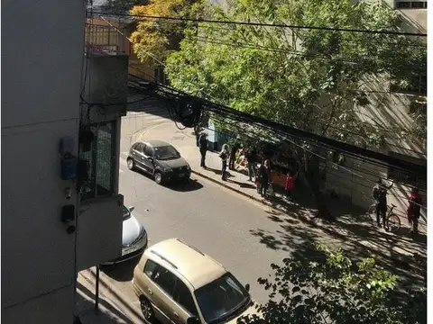 EN ALQUILER: AMPLIO SEMIPISO AL FRENTE CON VENTILACIÓN CRUZADA