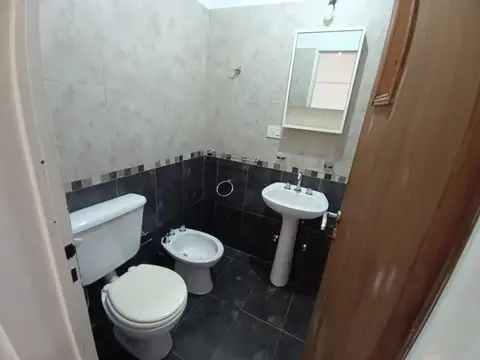 VENTA MONOAMBIENTE 1er PISO POR ESCALERA  BALCÓN