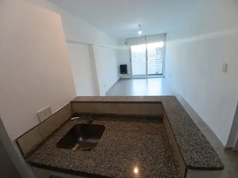 VENTA MONOAMBIENTE 1er PISO POR ESCALERA  BALCÓN 