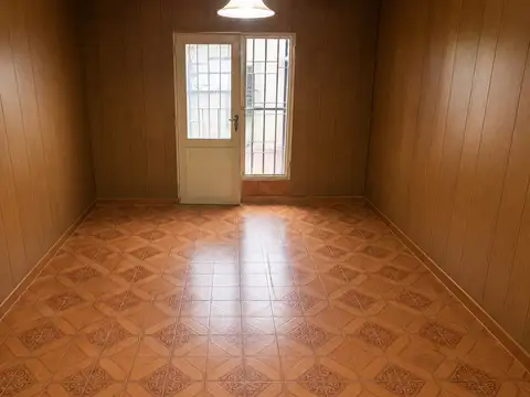 Chalet de 6 ambientes con garage en San Justo.