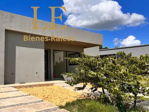 Casa en Venta con 4 cocheras