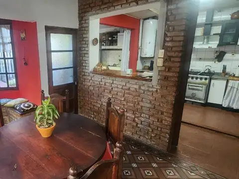 Casa 4 ambientes con 2 baños