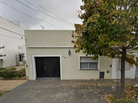 Casa 4 ambientes c/ cochera y pileta - 160 m² Edif en lote de 389 m² - Caseros