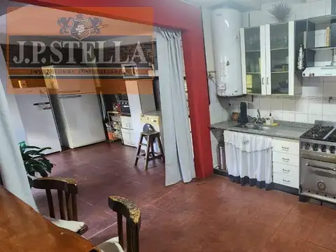 Casa 4 ambientes c/ cochera y pileta - 160 m² Edif en lote de 389 m² - Caseros