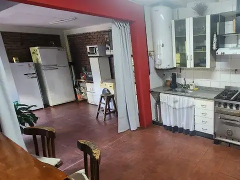 Casa 4 ambientes c/ cochera y pileta - 160 m² Edif en lote de 389 m² - Caseros