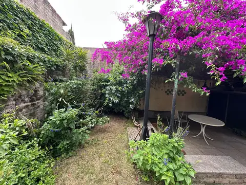 Saavedra. Casa con Jardín soñado y cochera. Saavedra. 160 cubiertos, 160 de jardín
