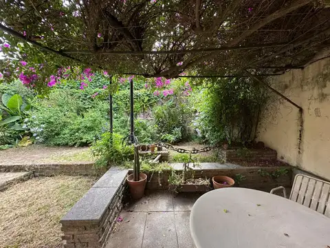 Casa sobre lote propio 8,66 x 26 con gran jardín y potencial de ampliación