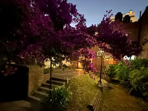 Casa con Jardín y cochera. Saavedra. 160 cubiertos, 160 de jardín