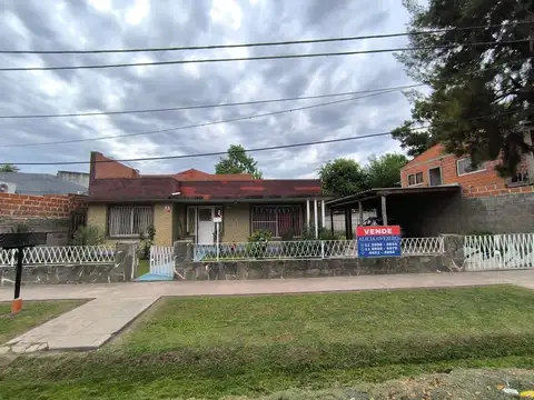 CASA 4 AMBIENTES CON LOCAL  EN VENTA 