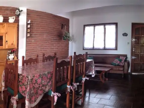 Casa 6 ambientes con 2 baños