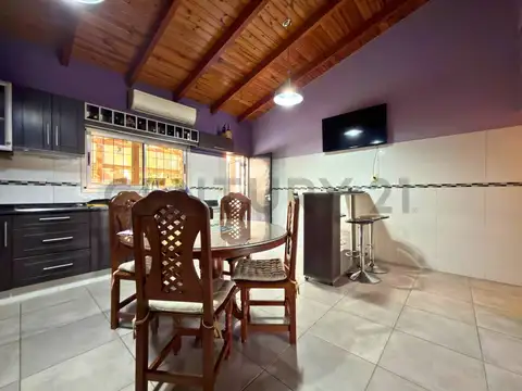 Venta | Casa 2 de Dormitorios con jardín y doble cochera en La Florida