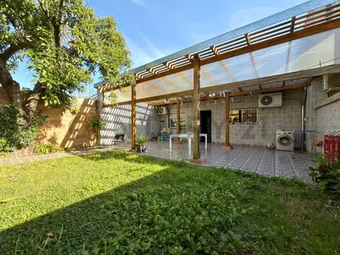 Venta | Casa 2 de Dormitorios con jardín y doble cochera en La Florida