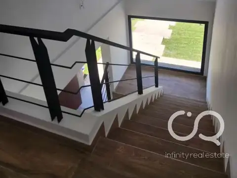 Casa 5 ambientes con 4 baños