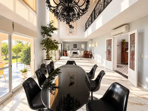Casa en Alquiler con 4 cocheras