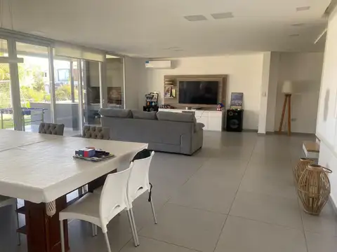 Casa en Alquiler con 2 cocheras