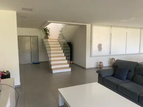 Casa 6 ambientes con 3 baños