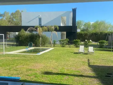 Casa de 3 dormitorios con patio y cocheras en alquiler en City Bell sobre Calle 467 [Cod: 2852-118]