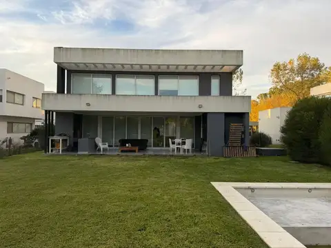 Casa en Alquiler en City Bell [Cod: 2852-118]